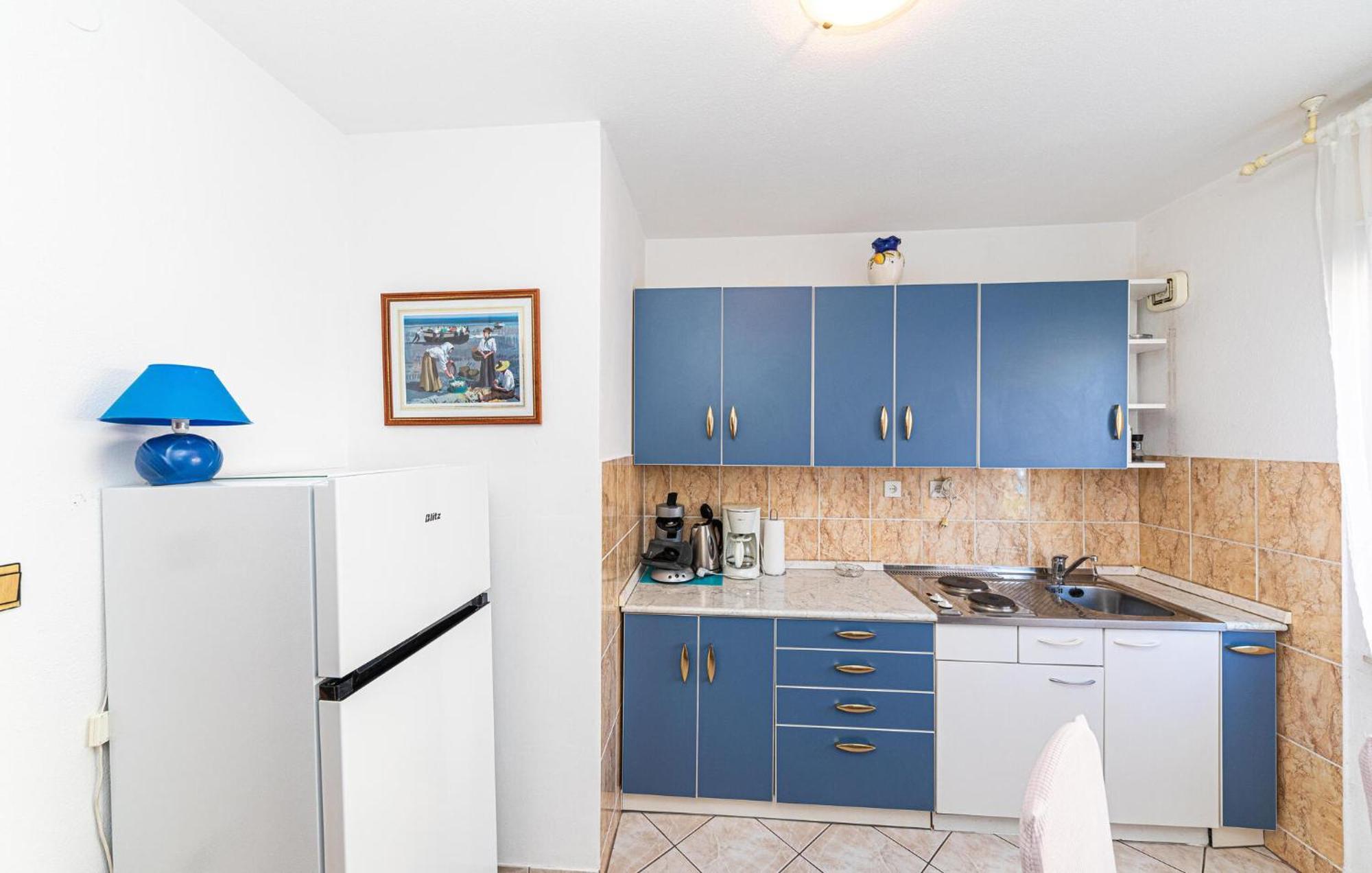 2 Bedroom Cozy Apartment In Kastel Kambelovac Kaštela Extérieur photo