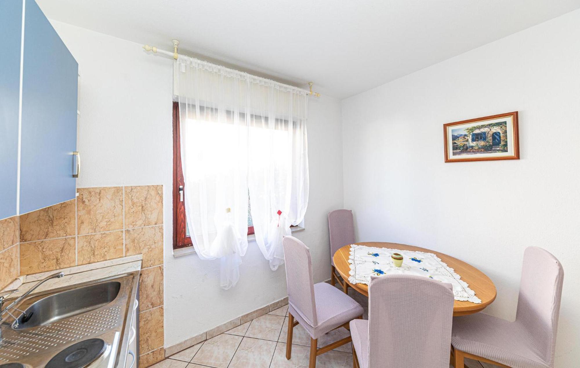 2 Bedroom Cozy Apartment In Kastel Kambelovac Kaštela Extérieur photo